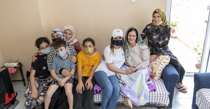 Teksin Ekibini Karşısında Gören Vasfiye Teyze Gözyaşlarını Tutamadı